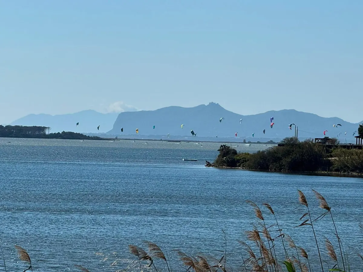 La laguna dello Stagnone con le vele colorate dei kitesurf e i monti all'orizzonte