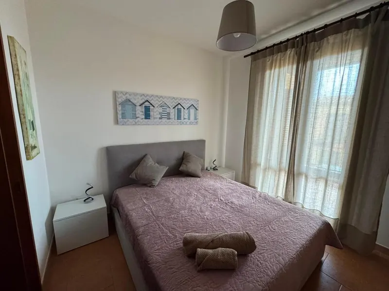 La camera col letto matrimoniale e la porta finestra luminosa