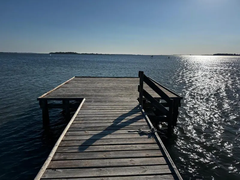 Il pontile di legno sulla laguna dello Stagnone, con l'acqua che brilla al sole
