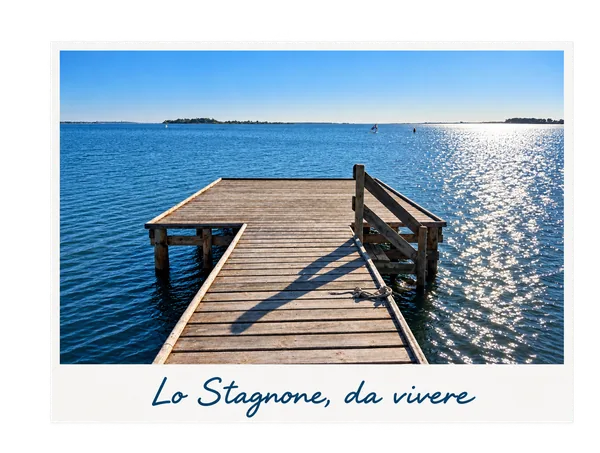 Cartolina del pontile sulla laguna: «Lo Stagnone, da vivere»